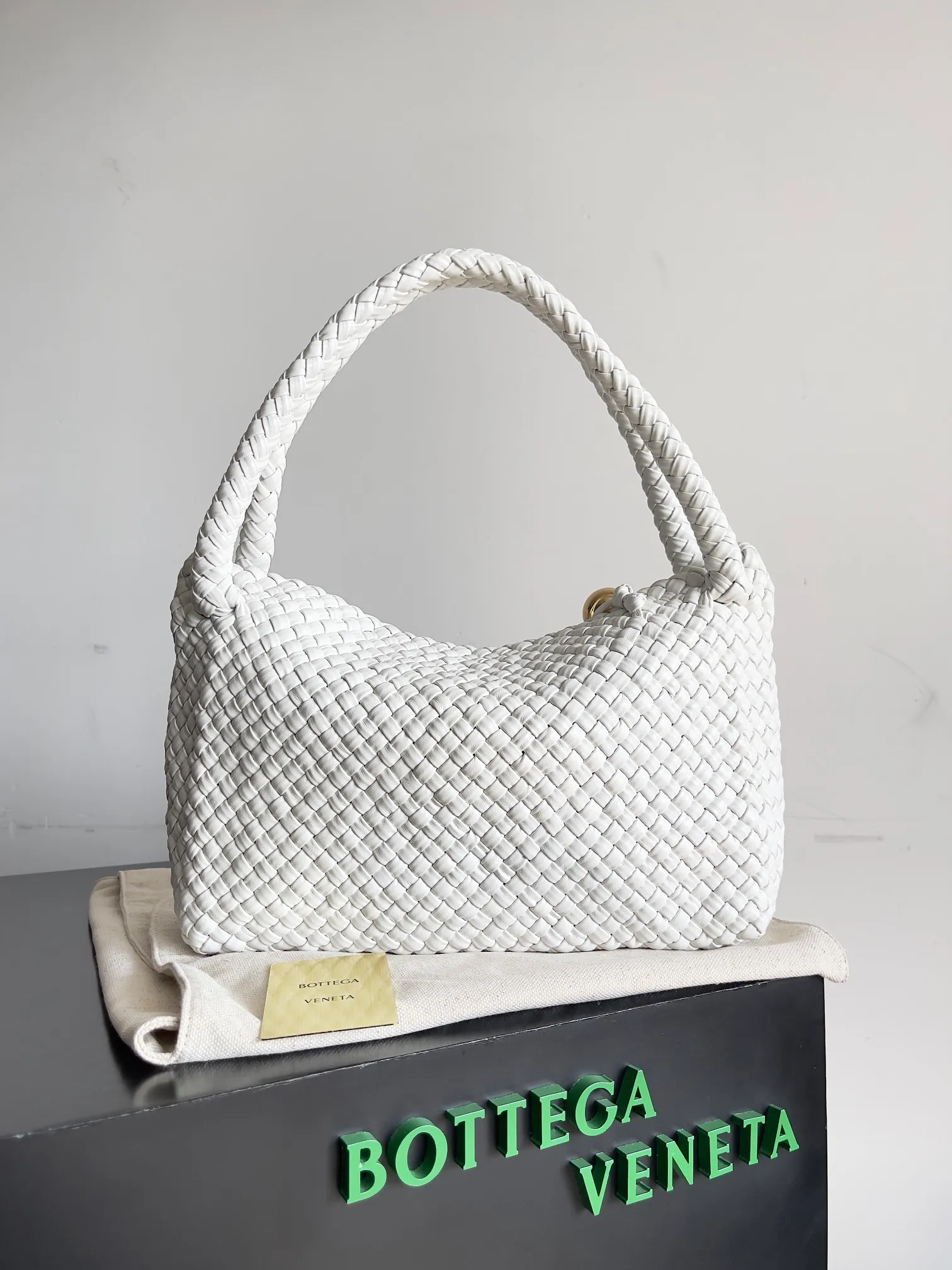Batch 5760 BV collectible small woven handbags are really YYDS!! Bottega Veneta’s most classic small woven handbags are back! ! We use the highest quality leather with the highest craftsmanship❤️ to create the most expensive works. We have created the original Intrecciato leather weaving process❤️ This unique traditional exclusive leather weaving method has not only become our logo but also reflects the time-consuming and labor-intensive craftsmanship of our products❤️ The new TOSCA handbag must be a selection worth collecting🆕 Style number: 716974 Size: 27*9*18cm